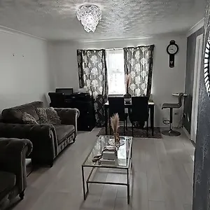  Apartment Spacious Two Bedrooms United Kingdom